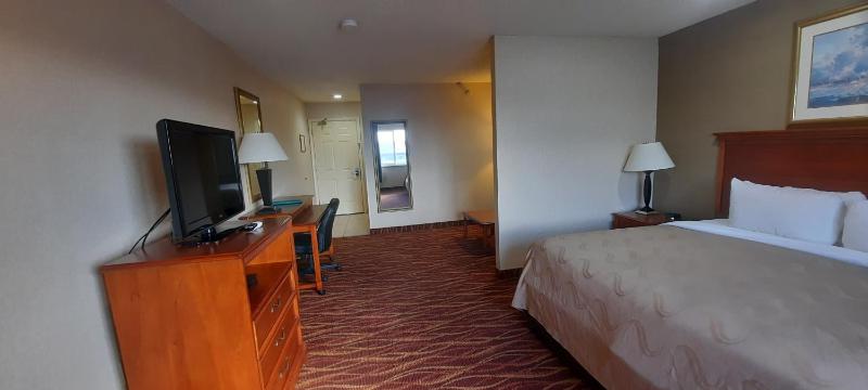 King Suite - Non-Smoking image 3