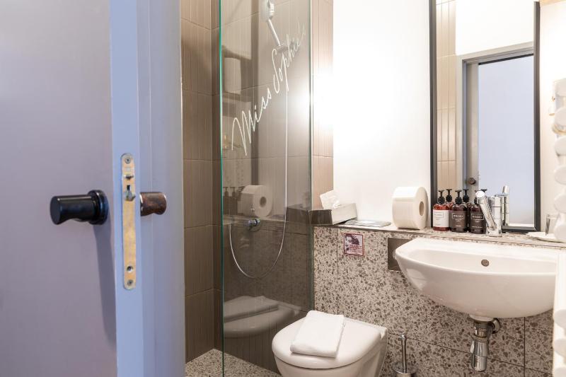 Standard Twin Room image 4