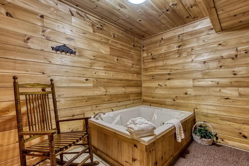 MYSTIC MOUNTAIN - GREAT LOCATION! CLOSE TO ALL THE ACTION! cabin - image 3