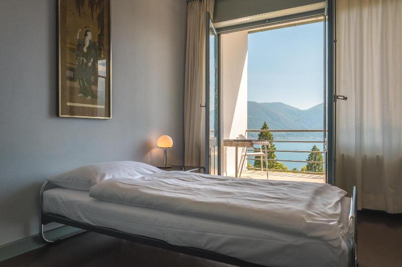 Standard Single Room with Shared Bathroom Balcony and Lake View image 1