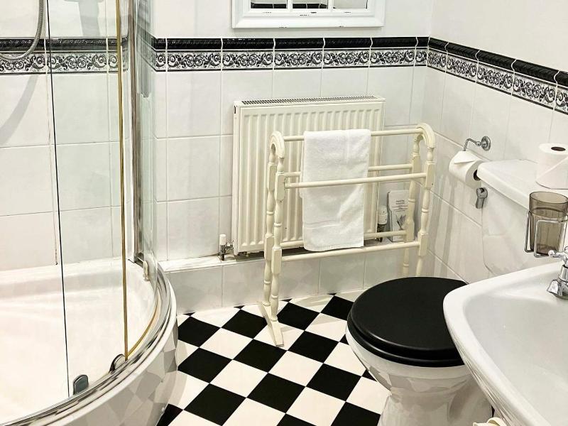 Jacobean Suite with Four Poster Bed image 3