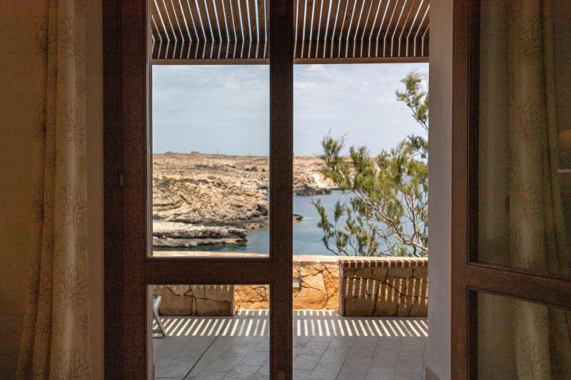 Double Room with Sea View image 4