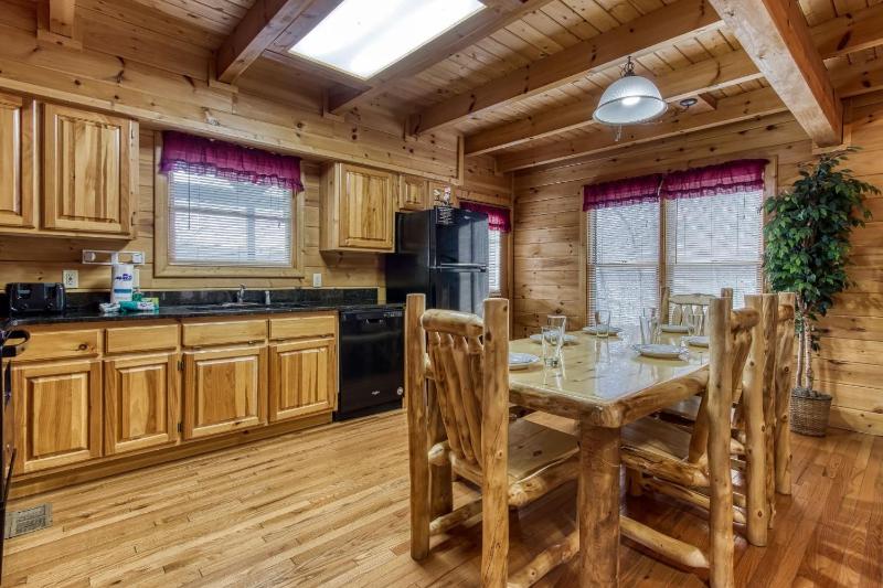 Point Of View - Spacious 2 Bedroom With a Loft Just off Glades Road cabin - image 3