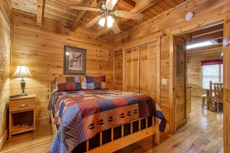 Point Of View - Spacious 2 Bedroom With a Loft Just off Glades Road cabin - image 6