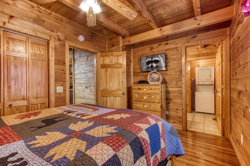 Point Of View - Spacious 2 Bedroom With a Loft Just off Glades Road cabin - image 9
