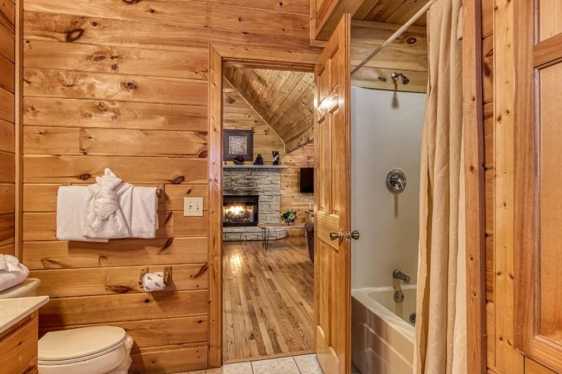 Point Of View - Spacious 2 Bedroom With a Loft Just off Glades Road cabin - image 2