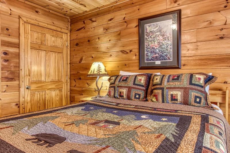 Point Of View - Spacious 2 Bedroom With a Loft Just off Glades Road cabin - image 26