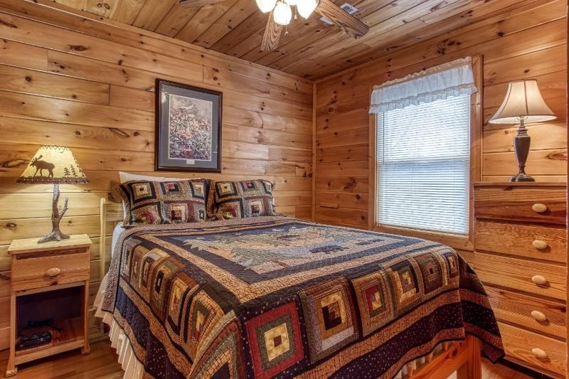 Point Of View - Spacious 2 Bedroom With a Loft Just off Glades Road cabin - image 17