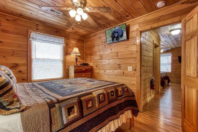 Point Of View - Spacious 2 Bedroom With a Loft Just off Glades Road cabin - image 13