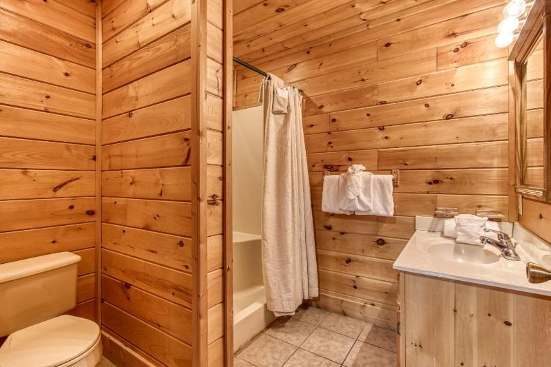 Point Of View - Spacious 2 Bedroom With a Loft Just off Glades Road cabin - image 16