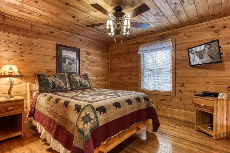 Point Of View - Spacious 2 Bedroom With a Loft Just off Glades Road cabin - image 23