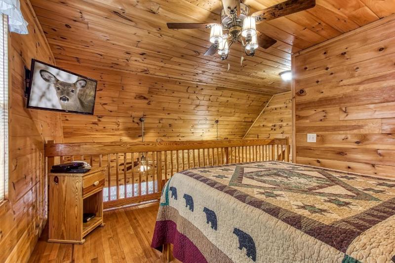 Point Of View - Spacious 2 Bedroom With a Loft Just off Glades Road cabin - image 21