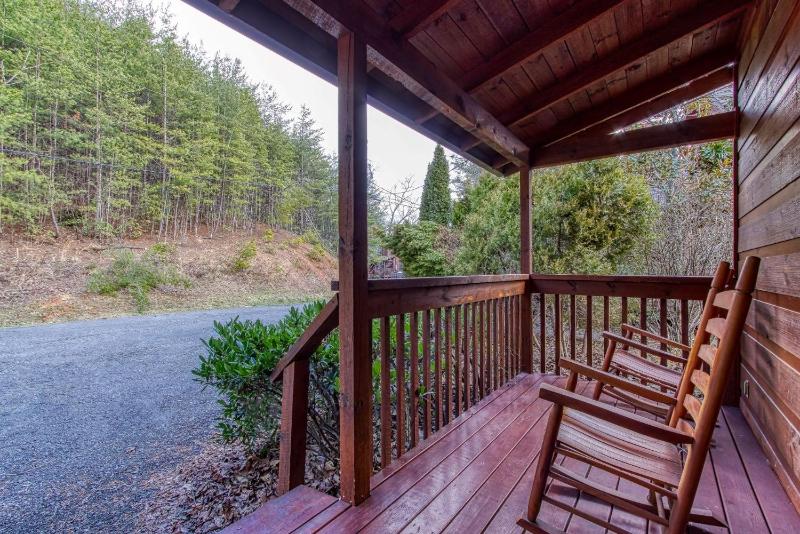 Point Of View - Spacious 2 Bedroom With a Loft Just off Glades Road cabin - image 22