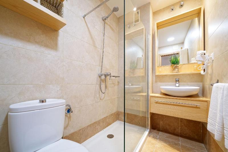 One-Bedroom Apartment with Partial Sea View image 3