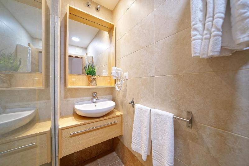 One-Bedroom Apartment with Partial Sea View image 2