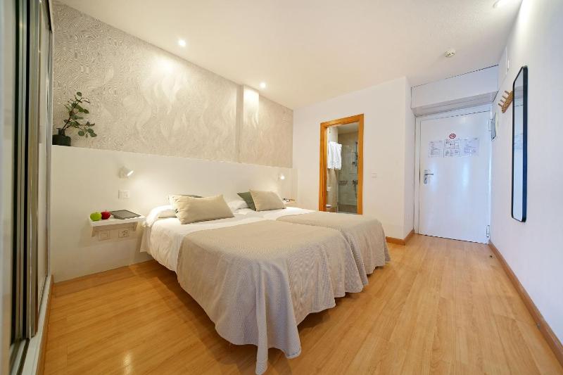 One-Bedroom Apartment with Sea View image 4