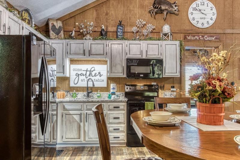 ER26 - Sasquatch Inn - Great Location! Close To Town Resort Pool! cabin - image 8