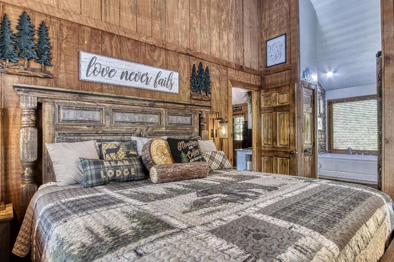 ER26 - Sasquatch Inn - Great Location! Close To Town Resort Pool! cabin - image 15