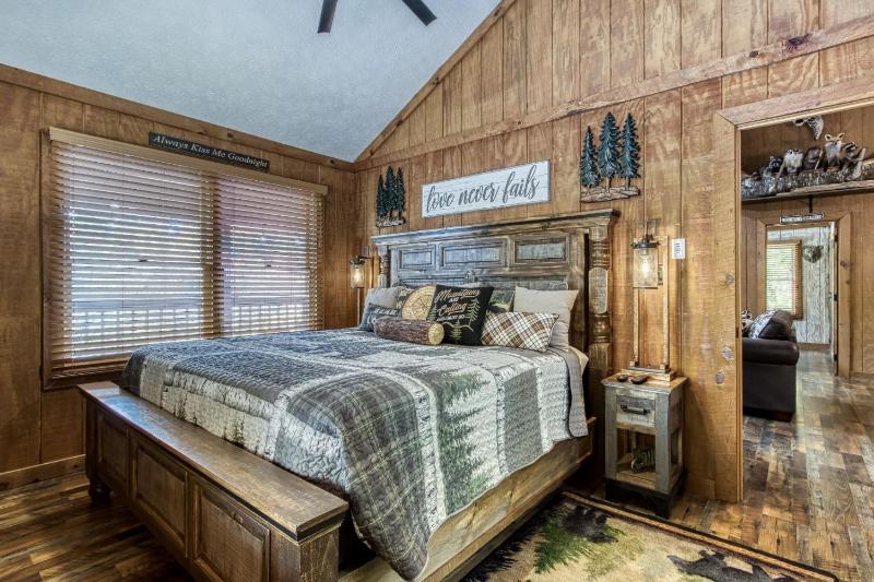 ER26 - Sasquatch Inn - Great Location! Close To Town Resort Pool! cabin - image 29