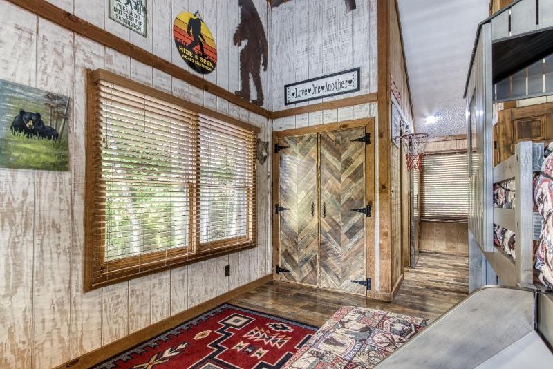ER26 - Sasquatch Inn - Great Location! Close To Town Resort Pool! cabin - image 3