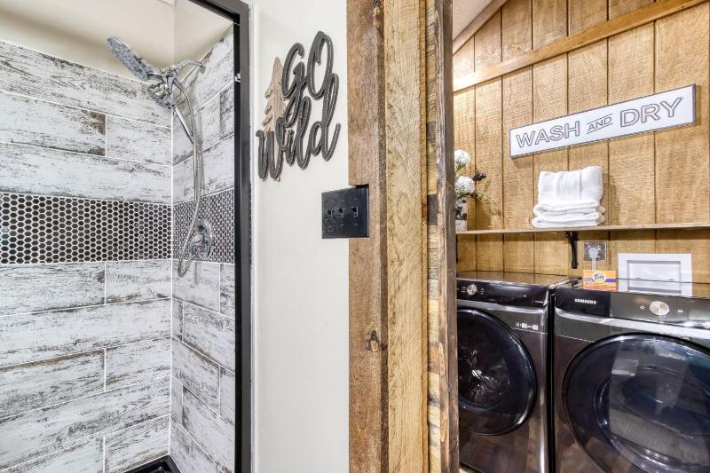 ER26 - Sasquatch Inn - Great Location! Close To Town Resort Pool! cabin - image 21