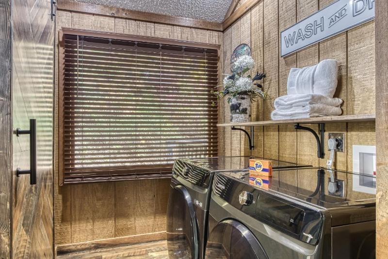 ER26 - Sasquatch Inn - Great Location! Close To Town Resort Pool! cabin - image 23