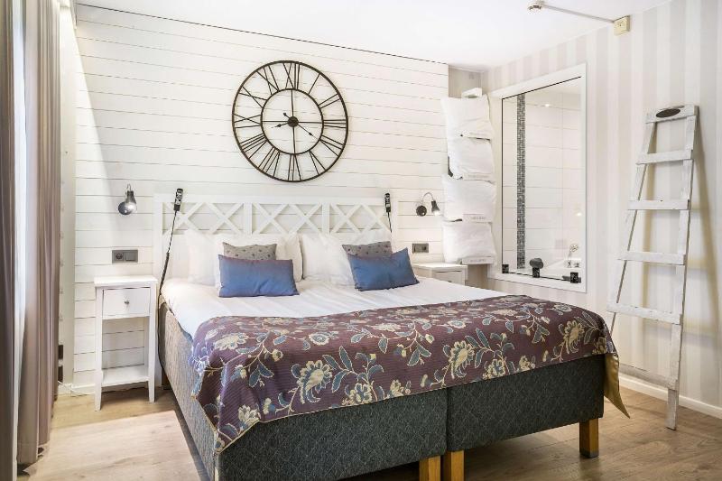 King Suite with Sofa Bed image 3