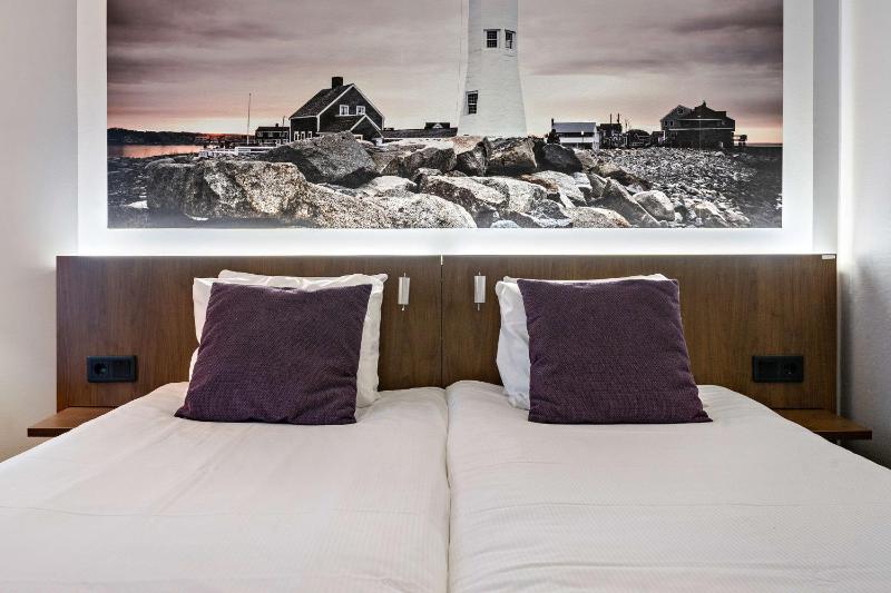 Standard Twin Room image 3