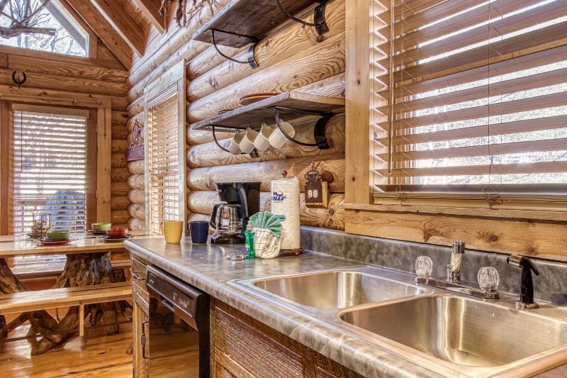 ER45 - Tin Pan Alley - Great location Just across from swimming pool! cabin - image 21