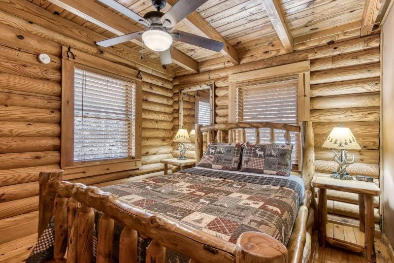 ER45 - Tin Pan Alley - Great location Just across from swimming pool! cabin - image 20