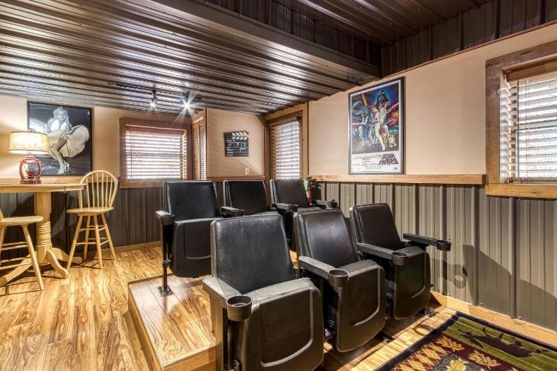 ER45 - Tin Pan Alley - Great location Just across from swimming pool! cabin - image 8