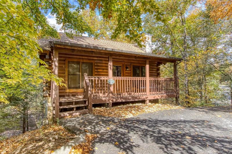 Cuddlin' Up Er209 - Luxury At Its Finest And Location That Can't Be Beat! cabin - image 1