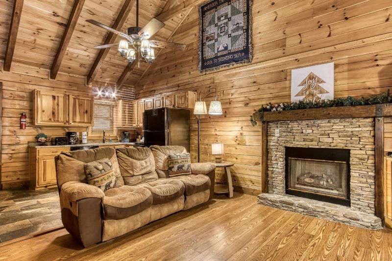Cuddlin' Up Er209 - Luxury At Its Finest And Location That Can't Be Beat! cabin - image 9