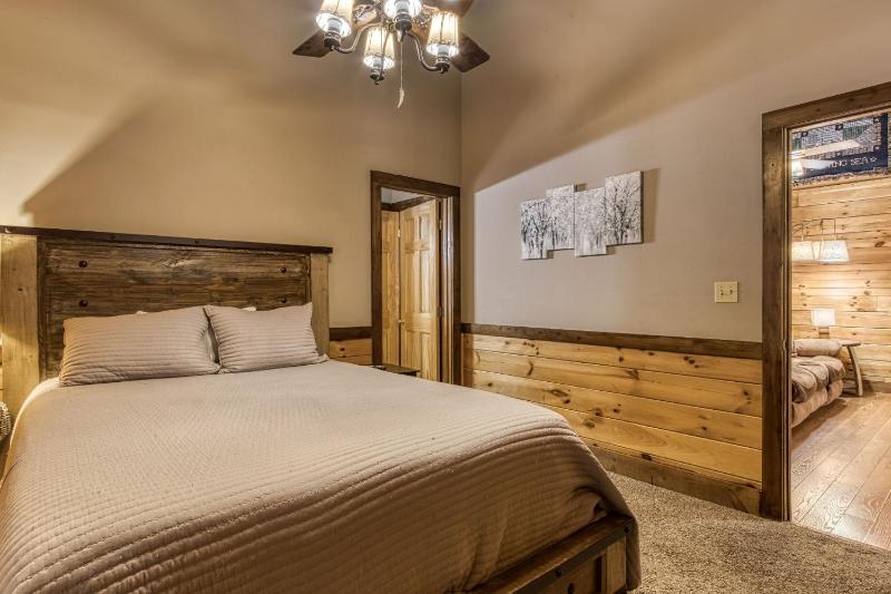 Cuddlin' Up Er209 - Luxury At Its Finest And Location That Can't Be Beat! cabin - image 16