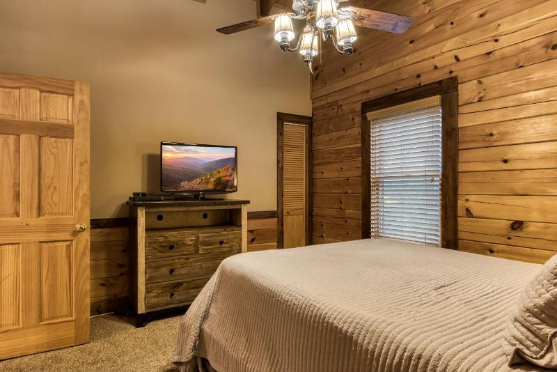 Cuddlin' Up Er209 - Luxury At Its Finest And Location That Can't Be Beat! cabin - image 7