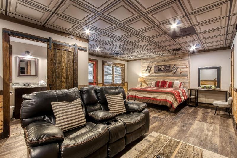 Cuddlin' Up Er209 - Luxury At Its Finest And Location That Can't Be Beat! cabin - image 35