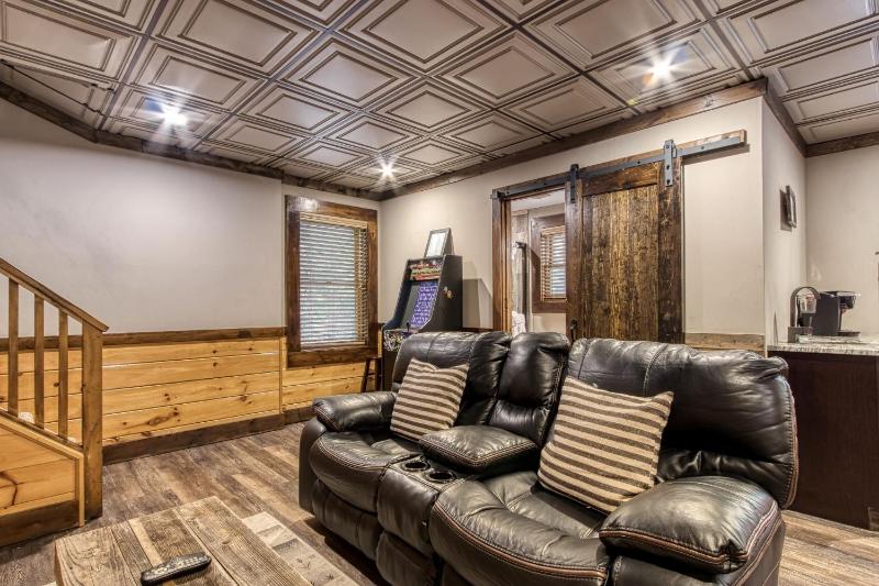 Cuddlin' Up Er209 - Luxury At Its Finest And Location That Can't Be Beat! cabin - image 2