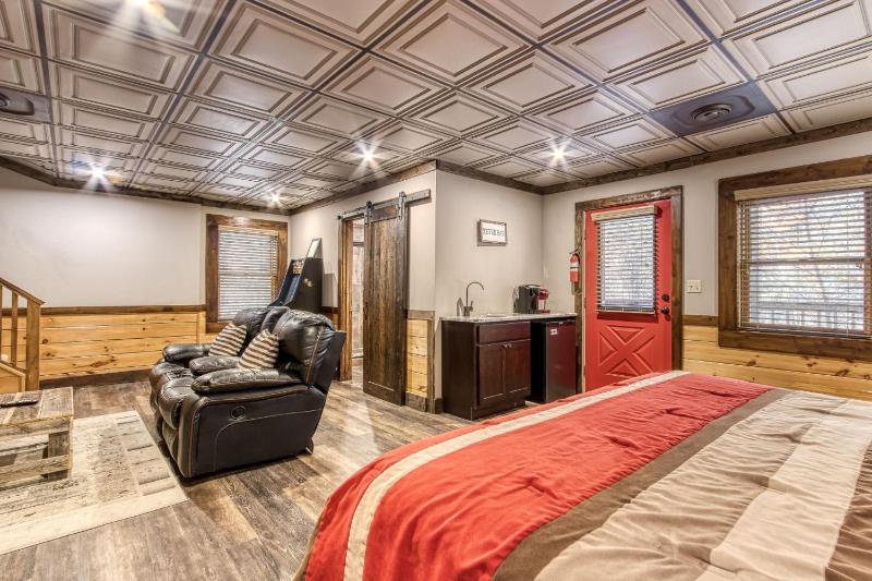 Cuddlin' Up Er209 - Luxury At Its Finest And Location That Can't Be Beat! cabin - image 11