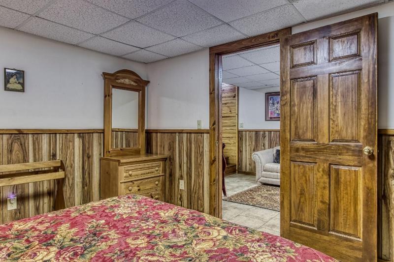 ER44 - Rising Eagle - Great Location! Close To Town! cabin - image 13