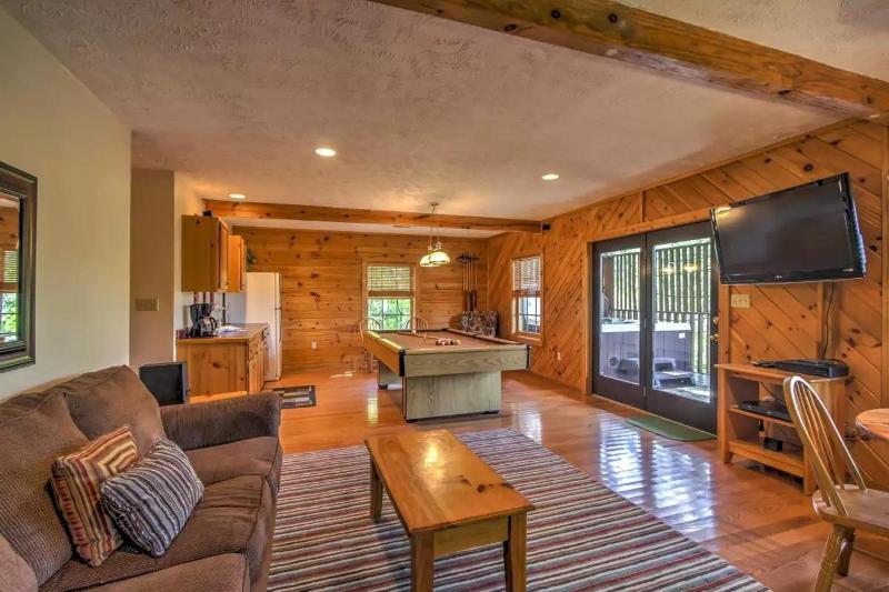 ER104 - R Tribe's Treehouse - Great location - Close to town! cabin - image 22
