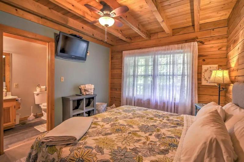 ER104 - R Tribe's Treehouse - Great location - Close to town! cabin - image 25