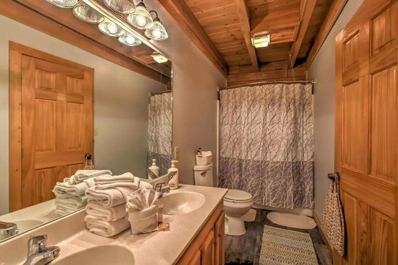 ER104 - R Tribe's Treehouse - Great location - Close to town! cabin - image 21