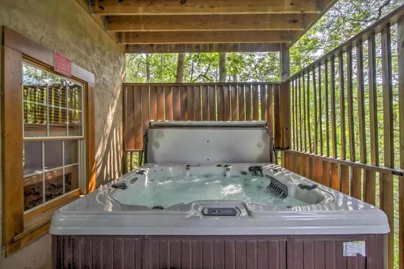 ER104 - R Tribe's Treehouse - Great location - Close to town! cabin - image 18