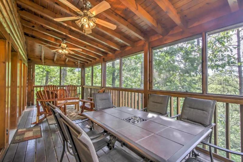 ER104 - R Tribe's Treehouse - Great location - Close to town! cabin - image 20
