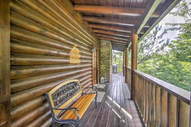 ER104 - R Tribe's Treehouse - Great location - Close to town! cabin - image 2