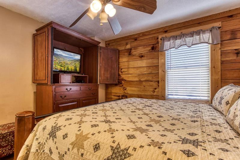 ER15 - A Bears Life Great location - Close to town! cabin - image 25