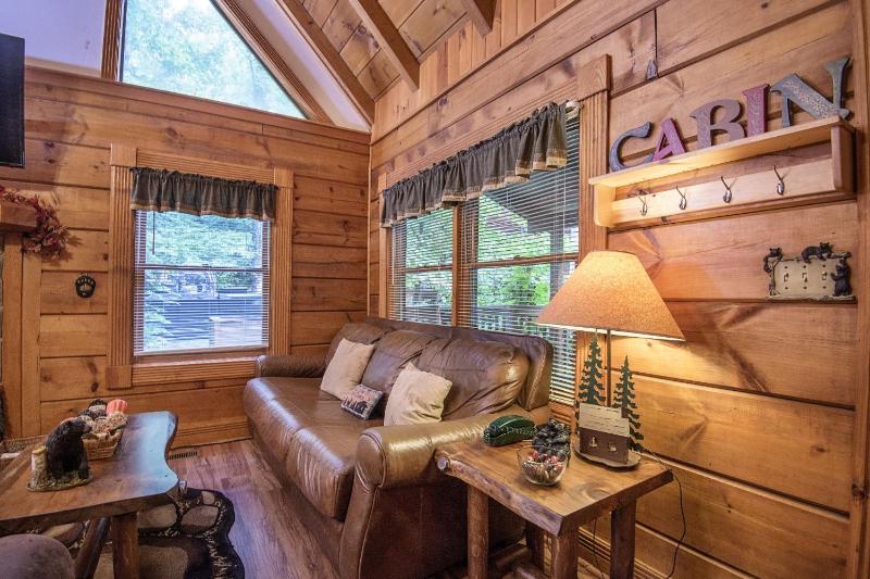 ER51 - Natures Grace Retreat - Great location Close to all the action! cabin - image 6
