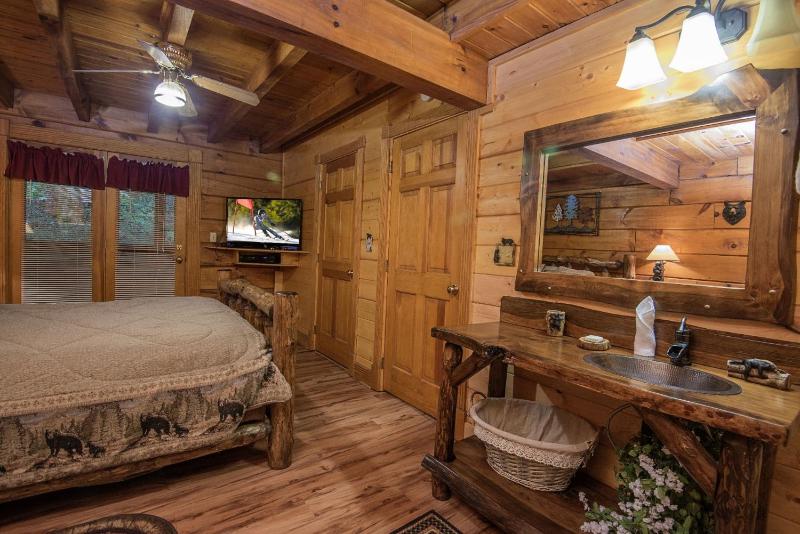 ER51 - Natures Grace Retreat - Great location Close to all the action! cabin - image 9