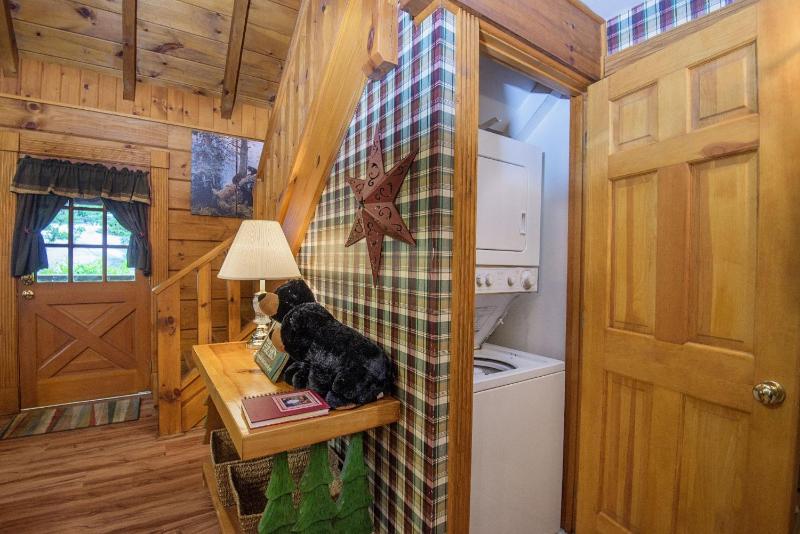 ER51 - Natures Grace Retreat - Great location Close to all the action! cabin - image 4