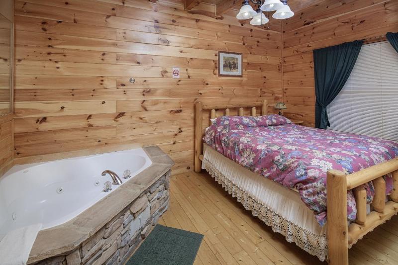 Bear Hugs - Great Cabin! cabin - image 34